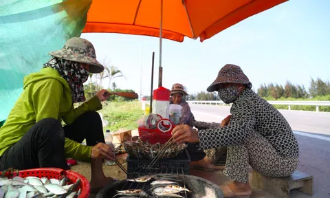 Nhóm bếp than dọc đường ven biển, nướng cá giữa trưa nắng nóng