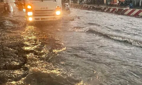 Mưa lớn ở Bình Dương, nhiều đường hóa sông