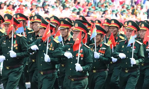 Khen thưởng 120 cựu chiến binh tham gia diễu hành Lễ kỷ niệm 50 năm thống nhất đất nước