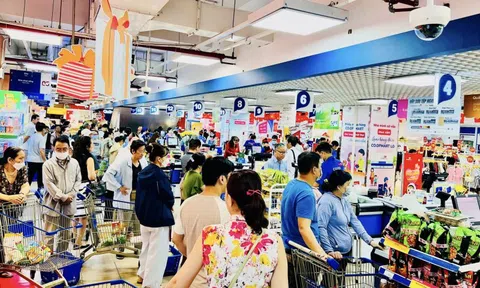 TTTM đông nghịt, hàng ăn hầu như không còn chỗ trống