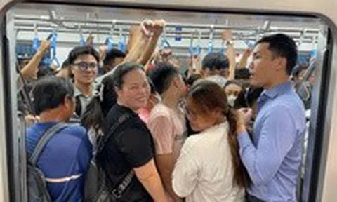 Metro chật người dịp lễ, không khí mới cho một thói quen cũ