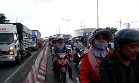 Người xe ùn ùn đổ về TPHCM dù chưa hết lễ