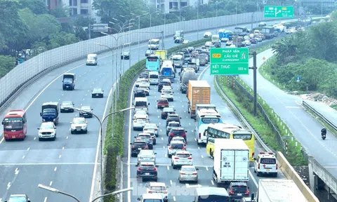 Lượng xe đổ về cửa ngõ Hà Nội và TPHCM tăng cao, có nơi 4 lần xả trạm thu phí