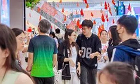 Trung tâm thương mại ở TP.HCM đông nghẹt khách trong kỳ nghỉ lễ