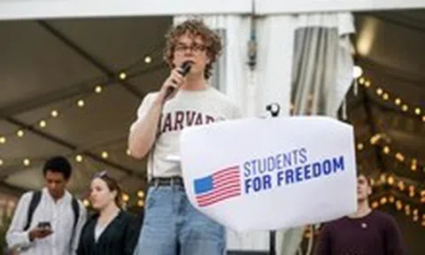 Ông Trump gây thêm sức ép lên Harvard, đóng băng hàng tỉ USD tài trợ