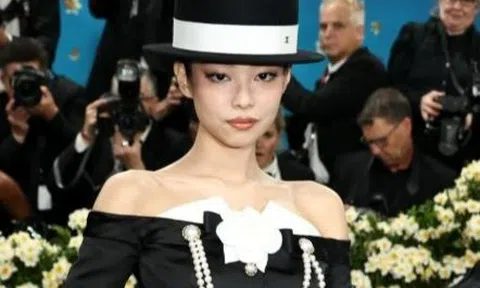 Jennie (BlackPink) kín đáo, Lisa diện quần như nội y ở Met Gala