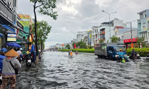 Mưa lớn kéo dài, nhiều tuyến đường nội đô Cần Thơ chìm trong nước