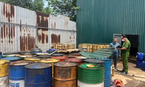 Hà Nội: Khởi tố vụ xưởng sản xuất dầu tái chế đổ trộm chất thải nguy hại
