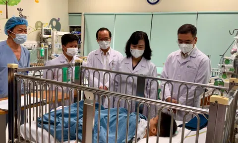 Bộ trưởng Bộ Y tế Đào Hồng Lan thăm bệnh nhi bị bác sĩ từ chối cấp cứu vì chưa đóng viện phí