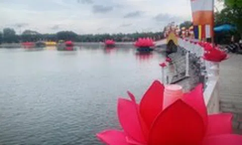 Sẽ vớt hoa đăng thả xuống hồ công viên Láng Le sau lễ hội Vesak 2025