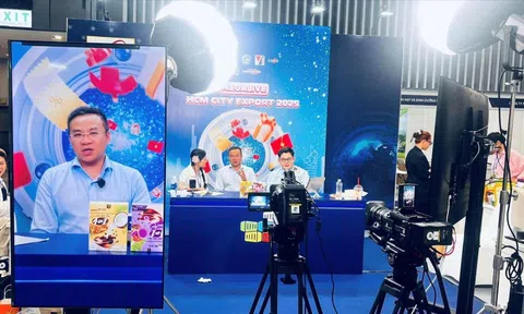 Khi ông chủ livestream bán hàng