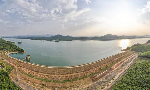 Công nhân đội nắng sửa chữa hồ Kẻ Gỗ