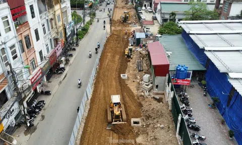 Hà Nội kiểm tra nhà 'siêu mỏng, siêu méo' trên đường Nguyễn Tuân mở rộng