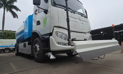 Tận thấy 6 loại xe rửa đường, hút rác hiện đại lần đầu xuất hiện tại Hà Nội