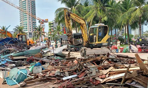 Cưỡng chế loạt quầy bán hàng dọc biển Đà Nẵng