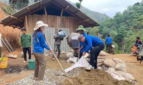 Thanh niên tình nguyện Thanh Hóa tiếp sức thi công xây nhà cho hộ nghèo