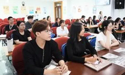 Sinh viên Trường đại học Quản lý và Công nghệ TP.HCM bắt đầu học tại báo Tuổi Trẻ
