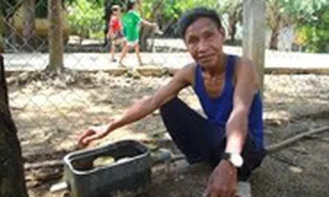 Hệ thống cấp nước sạch làm hơn 24 tỉ đồng, nhưng người dân phải gùi nước suối về xài