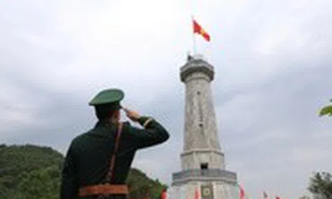Lễ thượng cờ và gắn biển công trình cột cờ A Pa Chải