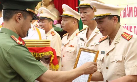 30 lãnh đạo cấp phòng và tương đương thuộc Công an Hà Nội nghỉ hưu trước tuổi