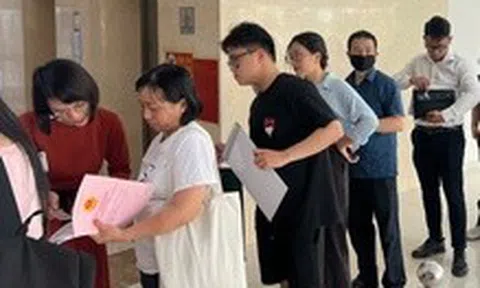 Đông nghịt người Hà Nội lại xếp hàng từ 4h sáng để chờ làm thủ tục hành chính, vì sao?