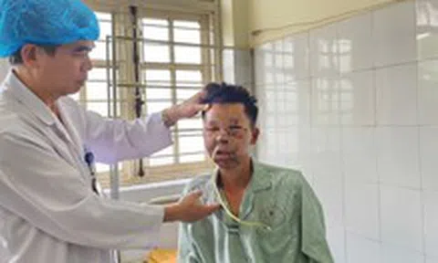 Bị gấu rừng tấn công, người đàn ông biến dạng cả mặt