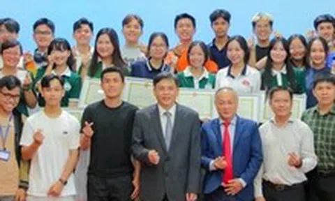 Có thể tuyên dương sinh viên nhường chỗ ngồi cho cựu chiến binh thay vì tặng bằng khen