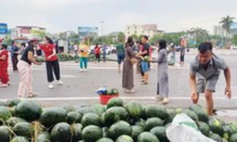Người dân 'giải cứu' hàng tấn dưa hấu giúp bác tài sau tai nạn