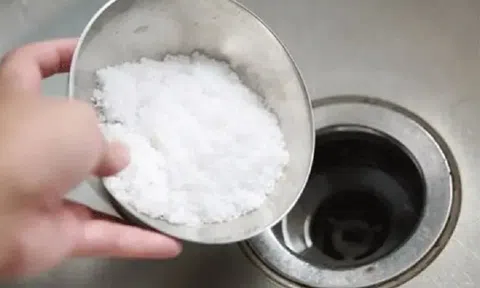 Bé 2 tuổi bỏng thực quản nặng vì uống nhầm bột thông cống