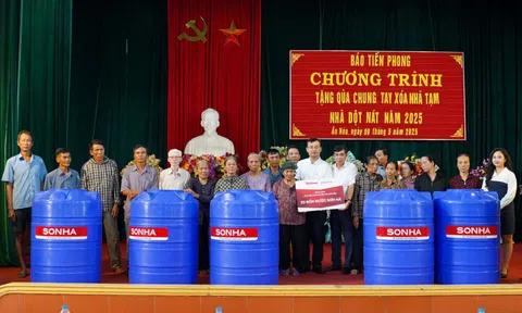 Báo Tiền Phong trao tặng 20 bồn chứa nước cho các hộ khó khăn tại Ninh Bình