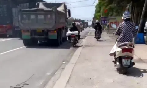 CLIP: Tái diễn cảnh ô tô nối đuôi, ép xe máy lên vỉa hè trên đường ở Bình Dương