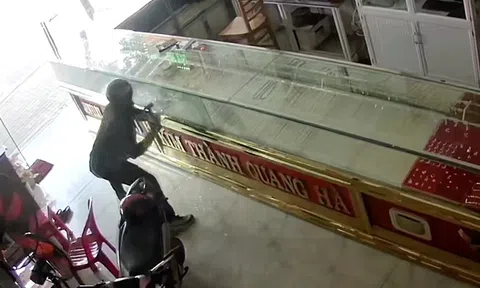 Găng tay dính máu vạch mặt kẻ cướp tiệm vàng; Lý do nhà ga T3 sân bay Tân Sơn Nhất bị dột