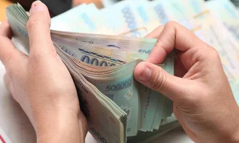 Nghỉ việc do sắp xếp bộ máy được hưởng ngay lương hưu kèm 2 chế độ