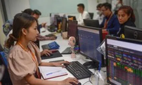 Người Việt dồn dập mở tài khoản chứng khoán, gom hàng