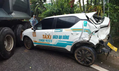 Xe đầu kéo và ô tô va chạm, đường Hồ Chí Minh ách tắc