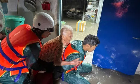 Mưa kinh hoàng, người dân ở Bình Dương bật khóc nhìn nhà ngập lụt, tan hoang