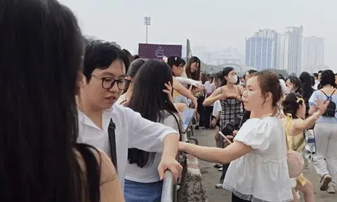 Khán giả trèo rào ở Mỹ Đình để vào xem concert Anh trai