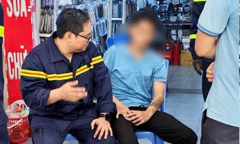 Hà Nội: Cảnh sát giải cứu nam thanh niên ngồi trên lan can cầu vượt