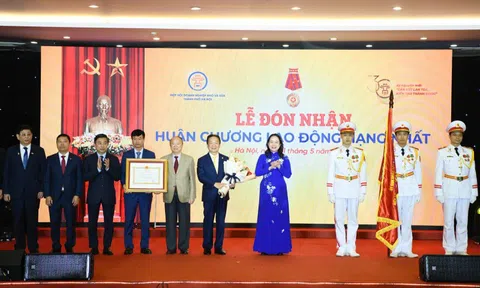Hiệp hội Doanh nghiệp nhỏ và vừa Hà Nội nhận Huân chương Lao động Hạng Nhất