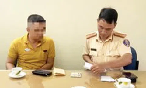 Mở cửa xe buýt đập vào người đi xe máy, mở thêm lần nữa đe dọa, cuối cùng... nhận phạt
