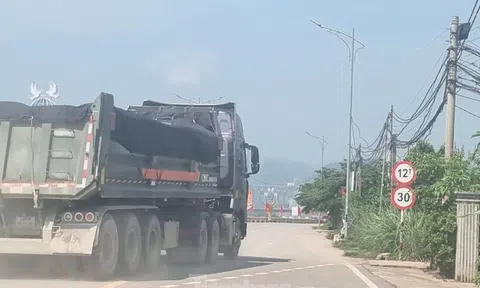 Hoà Bình: Đường đê mới đầu tư bị xe quá tải quần thảo cả ngày