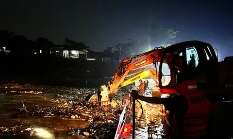 Bộ đội công binh ngày đêm túc trực bảo vệ cầu phao Phong Châu vì nước sông Hồng chảy xiết