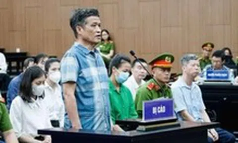 Cựu tổng cục trưởng khai 'mở túi hoa quả thấy 500 triệu gọi điện xin trả lại nhưng không được'