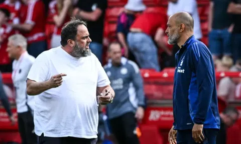 Nguy cơ mất vé dự Champions League, ông chủ CLB Ngoại hạng Anh lao xuống sân chất vấn HLV