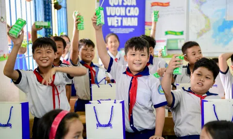 Vinamilk và quỹ sữa vươn cao Việt Nam năm thứ 18 mang nửa triệu hộp sữa đến với trẻ em khó khăn