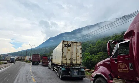 Hàng trăm phương tiện ùn tắc nhiều km tại cửa khẩu Cha Lo