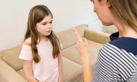 Lời chửi mắng của cha mẹ ám ảnh tâm lý con suốt đời