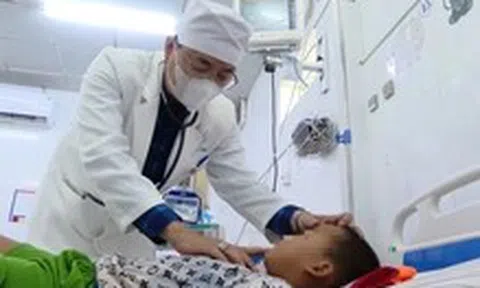 Ăn nhầm mì tôm chứa thuốc diệt chuột, 4 trẻ may mắn được cứu sống