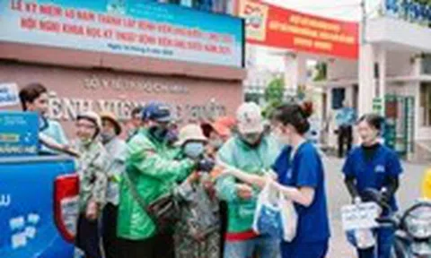 Những chai nước miễn phí làm mát lòng người giữa nắng hè
