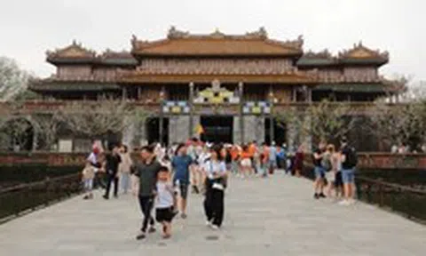 Không sáp nhập với tỉnh thành nào, Huế được và mất gì?